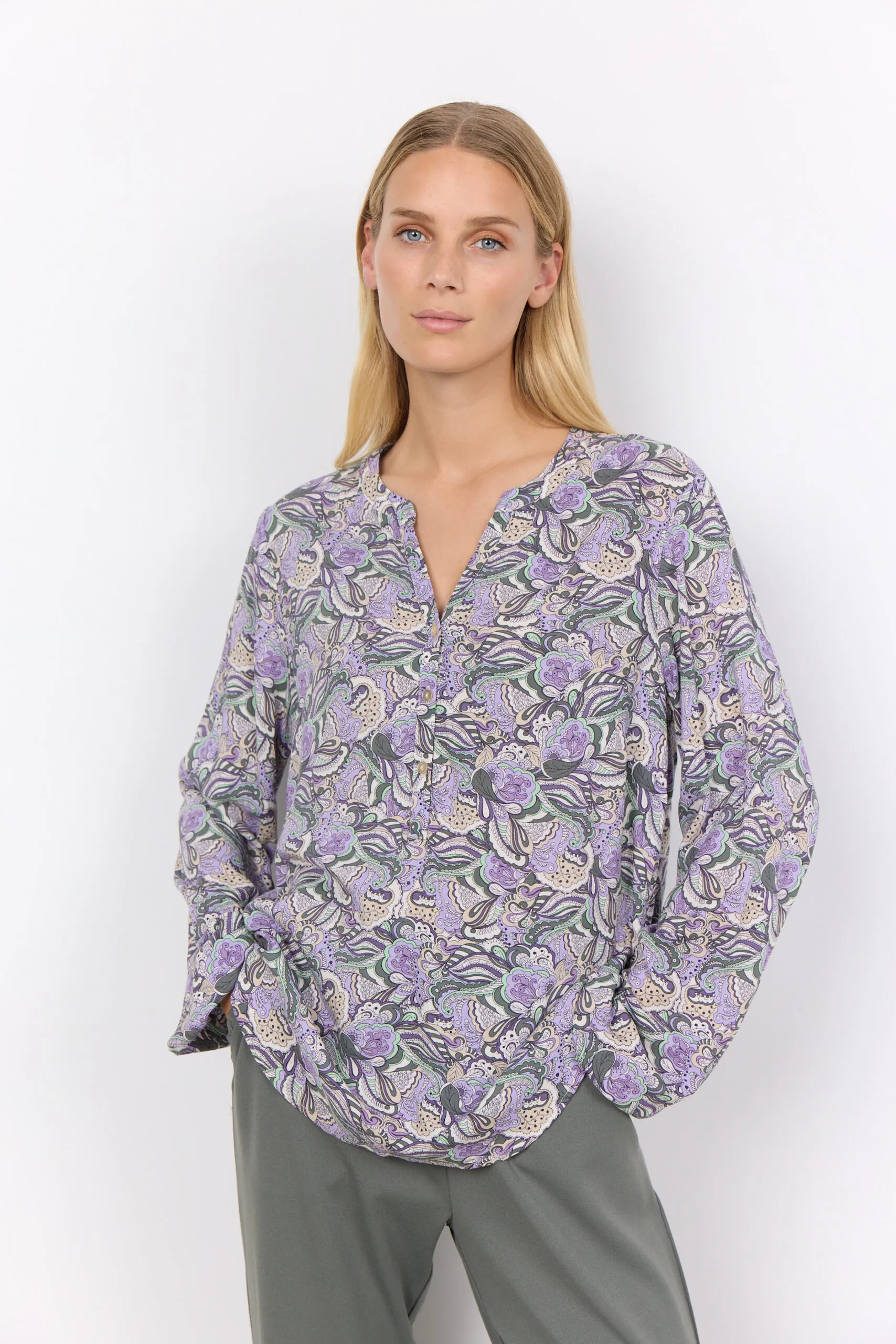 Blusa Femminile Adine 1 in LENZING™ ECOVERO™ Viscosa con Stampa Unica – Stile e Sostenibilità