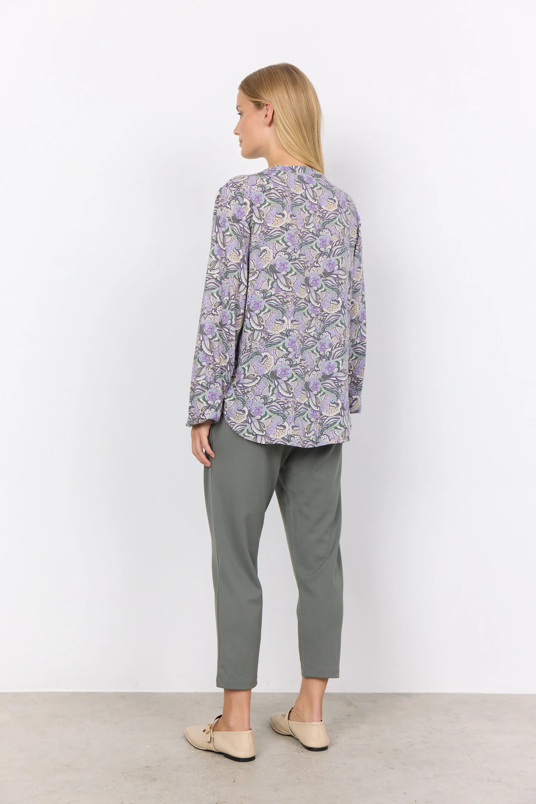 Blusa Femminile Adine 1 in LENZING™ ECOVERO™ Viscosa con Stampa Unica – Stile e Sostenibilità