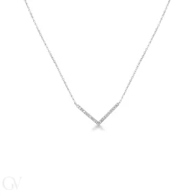 Collana in oro bianco 18k con pendente a punta in diamanti.