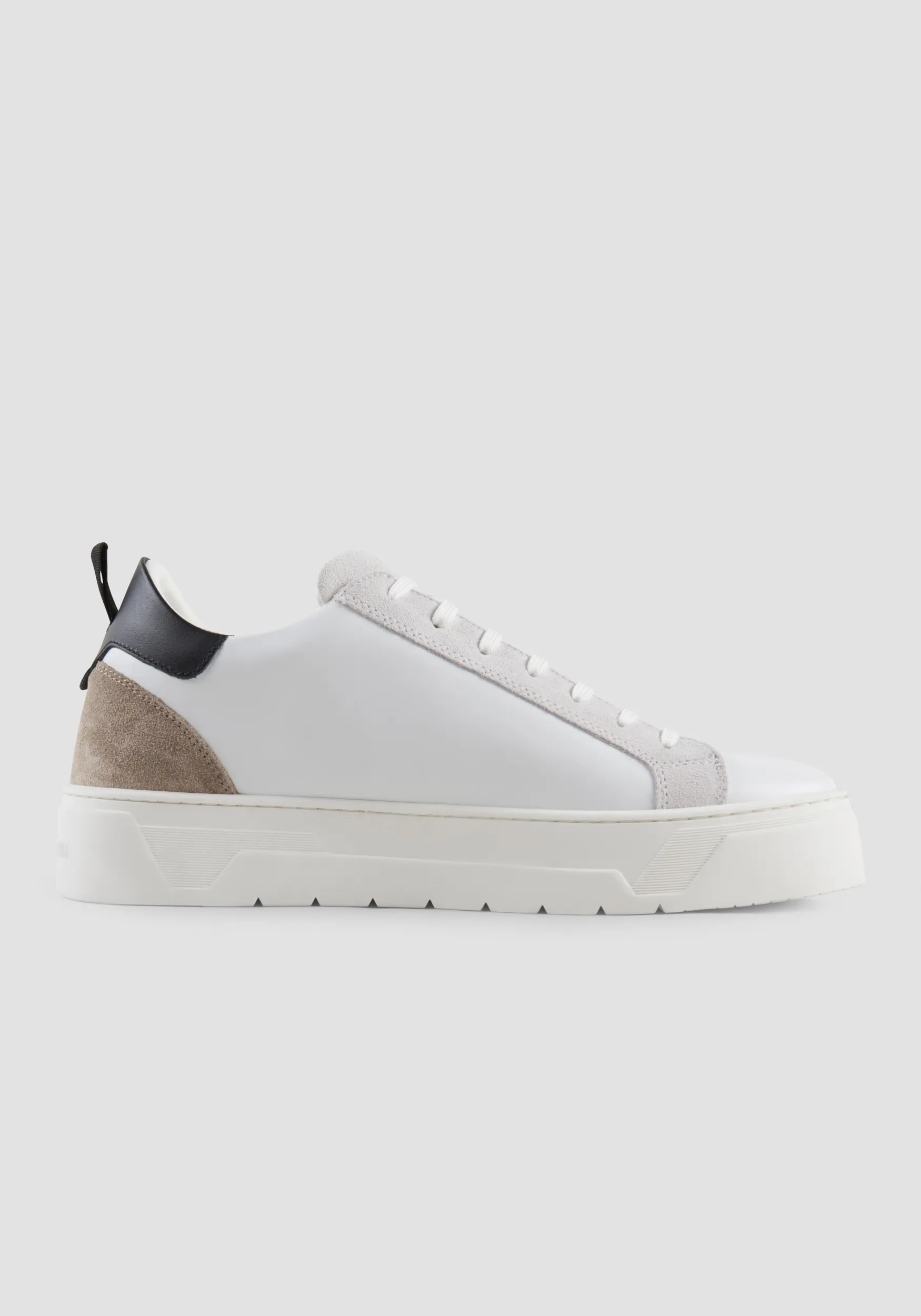 SNEAKER BASSA “METAL BOLD” IN 100% PELLE CON PLACCHETTA IN METALLO