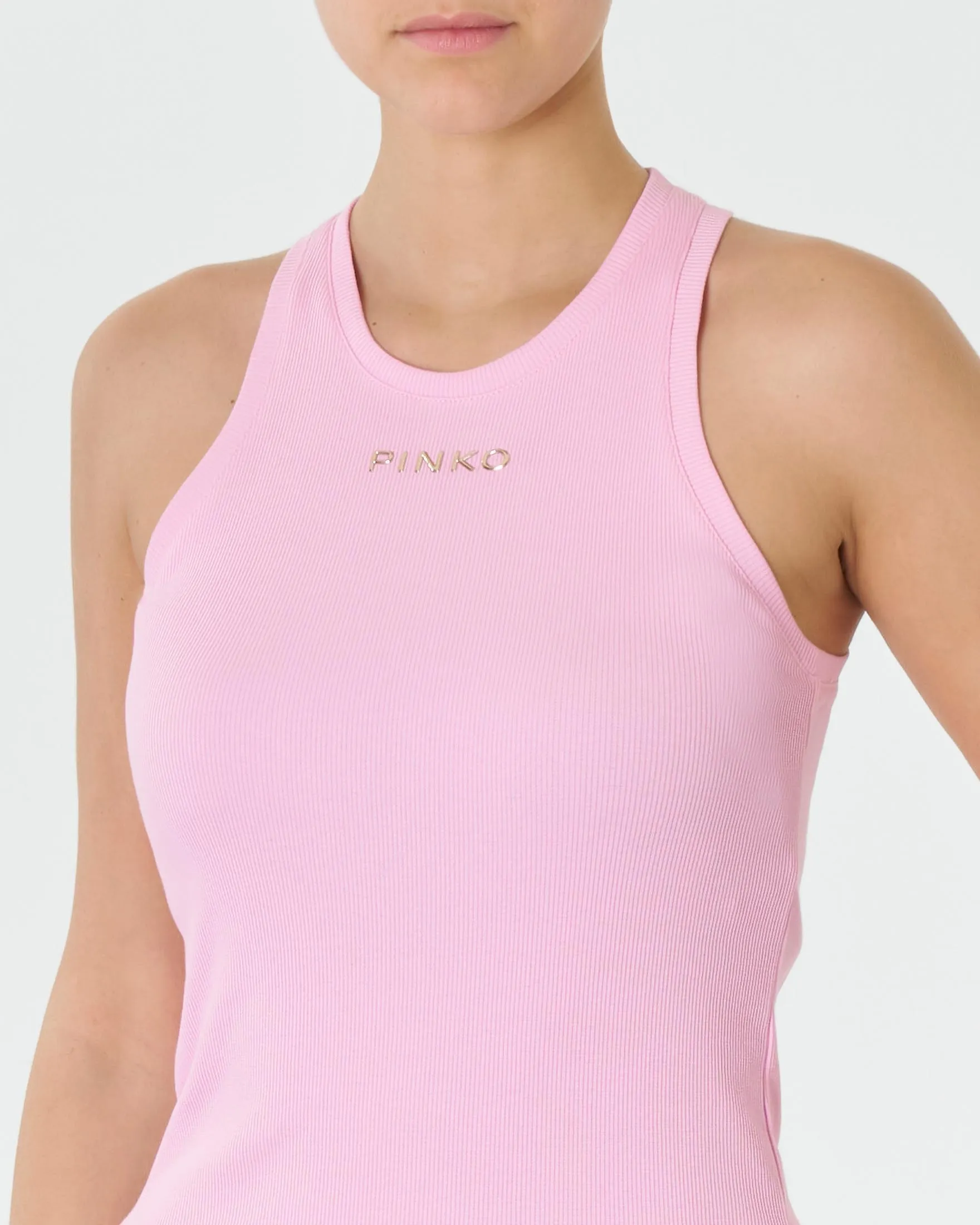 Top rosa in cotone stretch a costine con scritta logo in metallo dorato sul petto